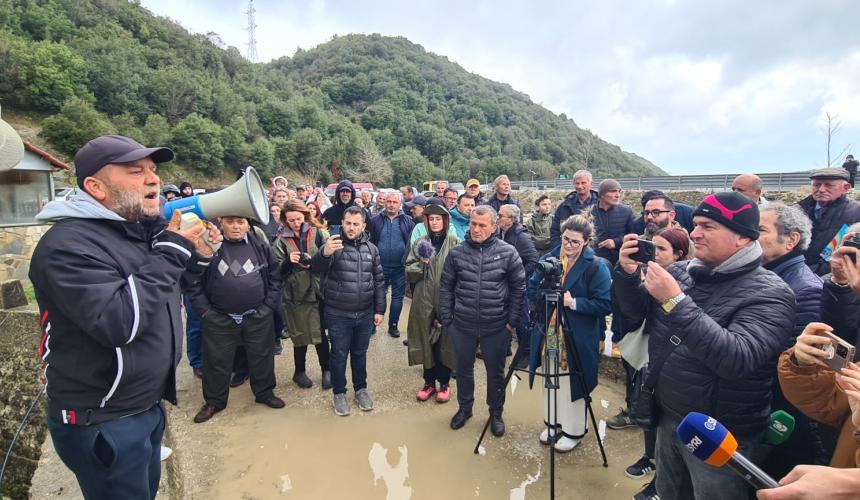 12 mayors and numerous other residents of the Shushica Valley and other regions of the Vjosa National Park, activists, lawyers and scientists protesting against the water diversion project in Kuç © Adrian Guri