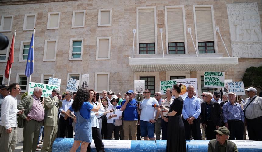 Vertreter*innen der betroffenen Gemeinden reisten nach Tirana, um die Rohrpetition an Premierminister Edi Rama zu überreichen © Klajdi Vaja / AM-PRODUCTION