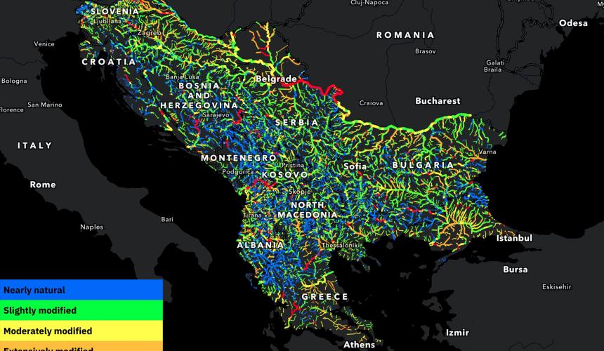 Karte des hydromorphologischen Zustands von 83.824 km Flüssen in 11 Balkanländern. Blau/Grün: naturnahe oder leicht veränderte Flüsse; Gelb bis Rot: mäßig bis stark verändert, Rot: Stauungen. © Ulrich Schwarz, Fluvius Wien