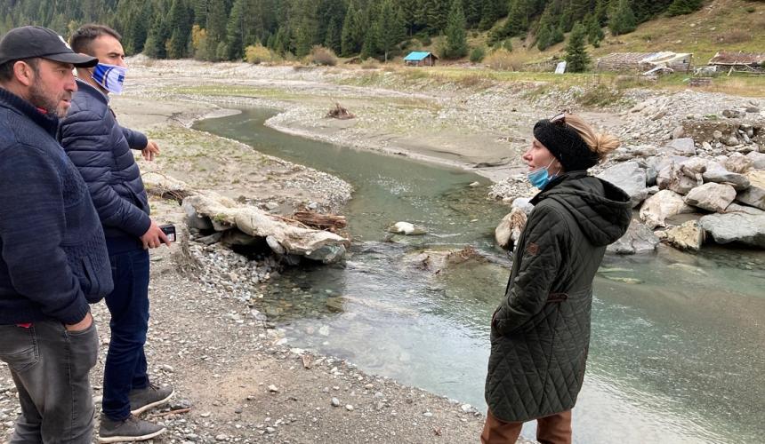 The famer Bajram Gjoci (left) talking to Shpresa Loshaj at his former grazing grounds. The pasture was excavated and now he can’t even reach his stables (in the background) © Ulrich Eichelmann