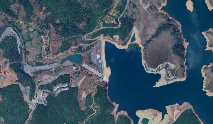 Das seit 2017 in Betrieb befindliche Fan-1-Wasserkraftwerk am Fan-Fluss (Zufluss des Mati, Albanien) verursacht erhebliche ökologische Schäden. © Google Earth