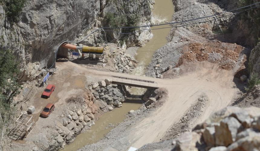Die Baustelle des Wasserkraftwerks Ulog am Fluss Neretva, Bosnien und Herzegowina. © Robert Oroz
