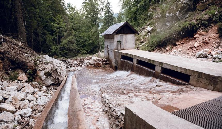 Der Fluss Kasindolska in Istočno Sarajevo, der durch die Kleinwasserkraftwerke von Green Invest verwüstet wurde © Jakub Hrab/Arnika