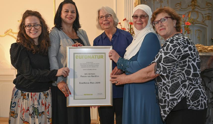 A delegation of the „brave women of Kruščica“ accept the EuroNatur Award 2019. © Gerald Jarausch