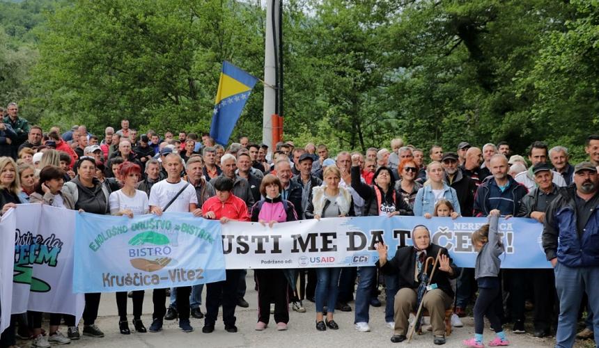“Let me flow!” About 350 people blocked a bridge on the Neretvica river on June 1st and prevented the start of construction. © Svjetlana Panic