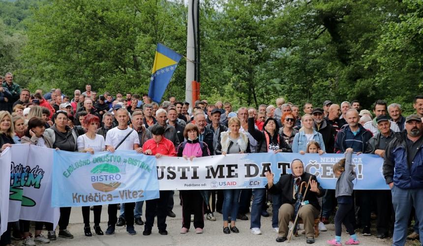 “Let me flow!” About 350 people blocked a bridge on the Neretvica river on June 1st and prevented the start of construction.  © Svjetlana Panic