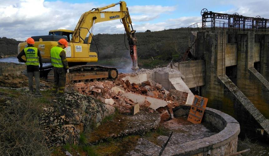 The removal of the 22 meters high Yecla de Yeltes dam on the Huebra River began in April 2018.  27 Km of river were reconnected, benefitting endangered fishes, otters, turtles and many other species. © Hermann Wanningen