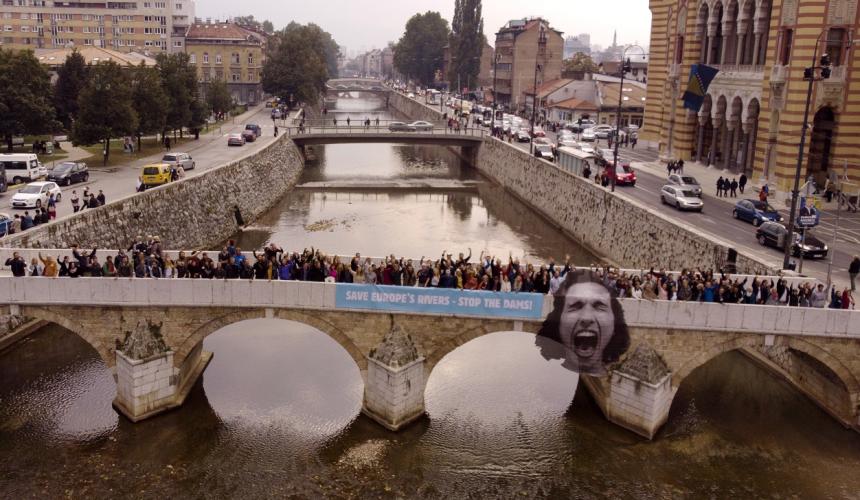 250 Personen aus über 30 Ländern nahmen am ersten Europäischen Flussgipfel in Sarajevo teil. Kunst © Luka Tomac (Kunst) und Flying Pangolin Film (Foto)