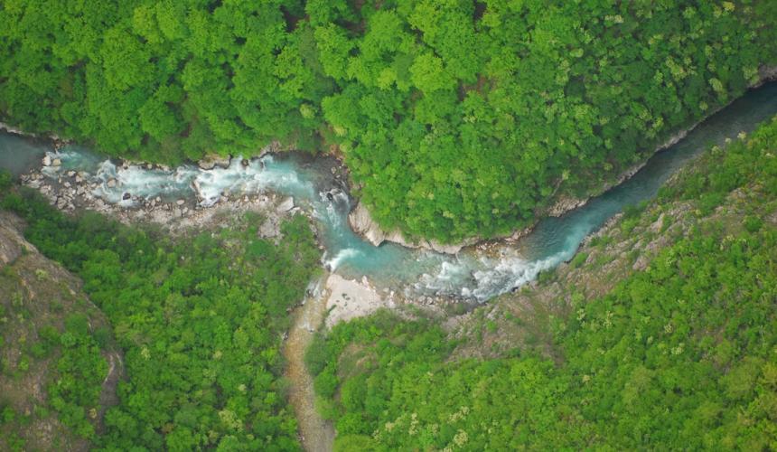 Die Neretva in Bosnien und Herzegowina ist einer der letzten Hotspots für Süßwasserbiodiversität mit 14 gefährdeten Fischarten. Sie ist von Dämmen bedroht. © A. Vorauer