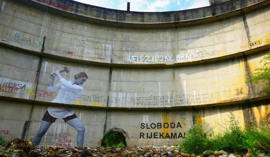 Stop The Dams! Die Teilnehmer des Gipfels fordern die EU und die Staats- und Regierungschefs auf, die Finanzierung von Wasserkraft einzustellen. (Foto: Idbar Staudamm in BiH) © Dinno Kasalo