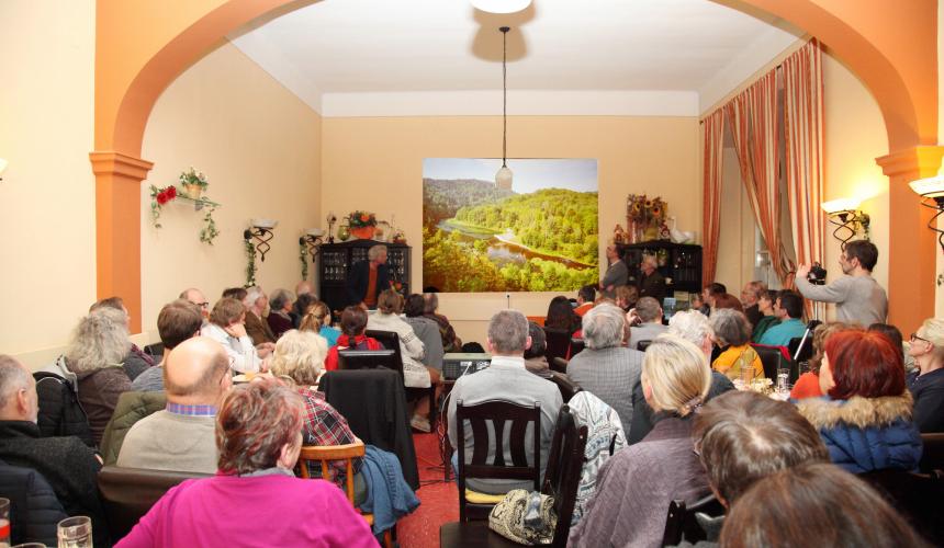 Bei der Veranstaltung in Gars wurde wurde bis spät in die Abendstunden diskutiert. © Riverwatch