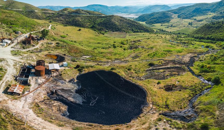 Around 150 active oil wells line the middle stretch of the Vjosa, leaking chemicals, polluting the water, degrading habitats and injuring native wildlife. © Riverwatch