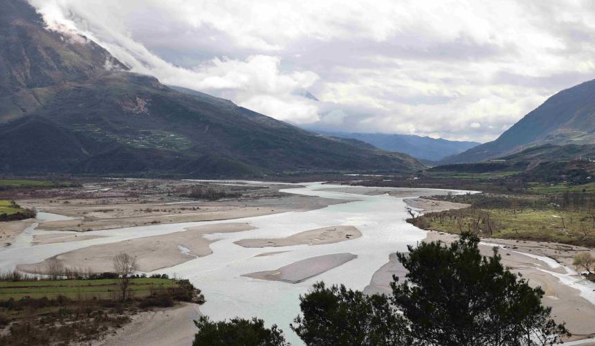 Der Wildfluss-Nationalpark schützt das gesamte Flussnetz der Vjosa von der griechischen Grenze bis zum Adriatischen Meer, einschließlich der frei fließenden Nebenflüsse. © Anika Konsek