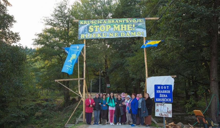 Die „tapferen Frauen von Kruščica“ blockieren seit über einem Jahr eine Brücke über den Fluss  Kruščica, um ein Wasserkraftprojekt zu verhindern. Die beiden geplanten Anlagen würden den Wildfluss und die Trinkwasserversorgung der Gemeinde gefährden. © Andrew Burr