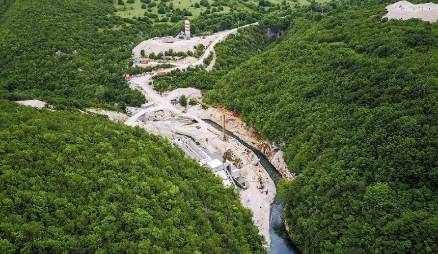 Dam construction on the Sana in Bosnia-Herzegovina. About 3,000 hydropower projects are planned or already under construction in the Balkans, one third of them in protected areas. About 50 fish species would go extinct or be driven to the brink ox extinction if these projects were realized. © Matic Oblak