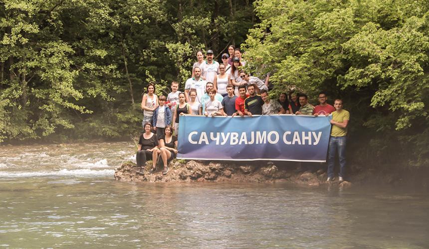 Zum neunten Mal in Folge protestierten Aktivisten bei den Quellen des Flusses Sana. In diesem Jahr fordern sie, dass die Quellen von Sana zum Naturdenkmal erklärt werden. © Viktor Bjelic