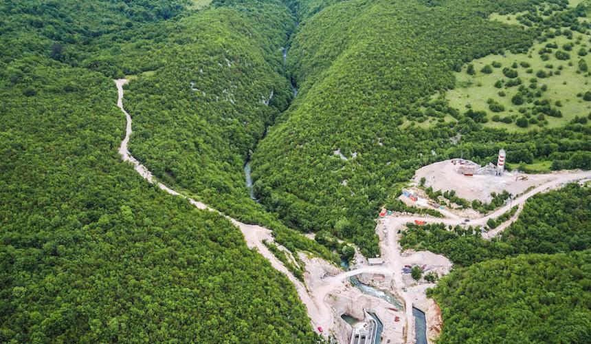 Baustelle an der Sana, Bosnien-Herzegowina. Hier baut die KELAG, ein österreichisch-deutsches Unternehmen und gefährdet damit den Huchen, eine global bedrohte Fischart. © Matic Oblak