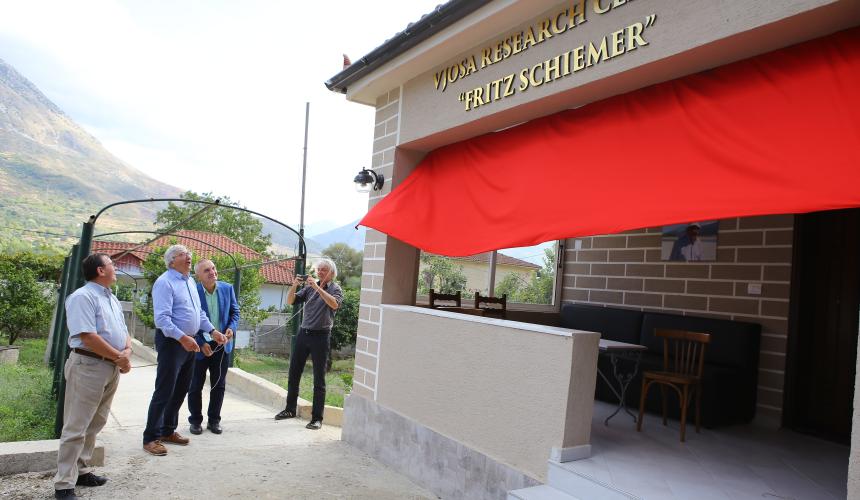 Einweihung des Vjosa-Forschungszentrums: der unvergessliche Moment, als Fritz erfuhr, dass das Zentrum seinen Namen trägt. © Taulant Haxhiasi