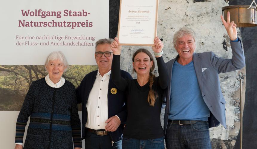 Andreja Slameršek receives the Wolfgang Staab Nature Conservation Award 2021 © Tatjana Simeth