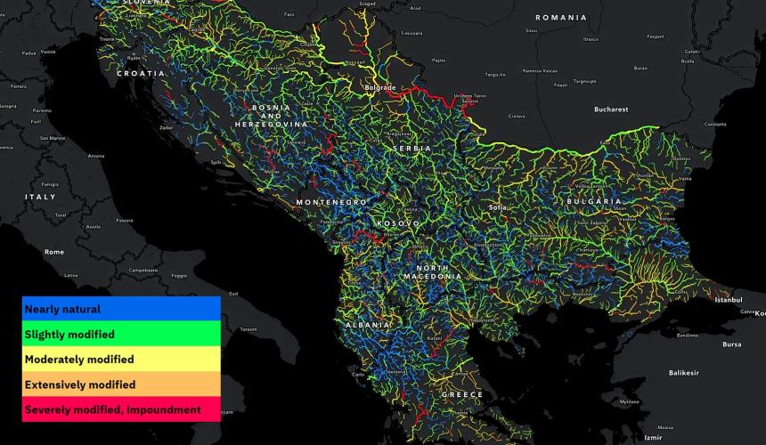 Karte des hydromorphologischen Zustands von 83.824 km Flüssen in 11 Balkanländern. Blau/Grün: naturnahe oder leicht veränderte Flüsse; Gelb bis Rot: mäßig bis stark verändert, Rot: Stauungen. © Ulrich Schwarz, Fluvius Wien