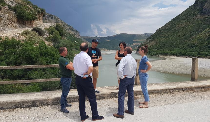 On-the-spot appraisal at the Vjosa. This is where the hydropower plant Pocem is projected to be built. © EuroNatur 
