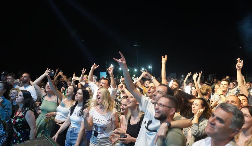 Hundreds of supporters filled the Lord Byron square in Tepelena and enjoyed the electrifying performances of the artists. © Klajdi Vaja
