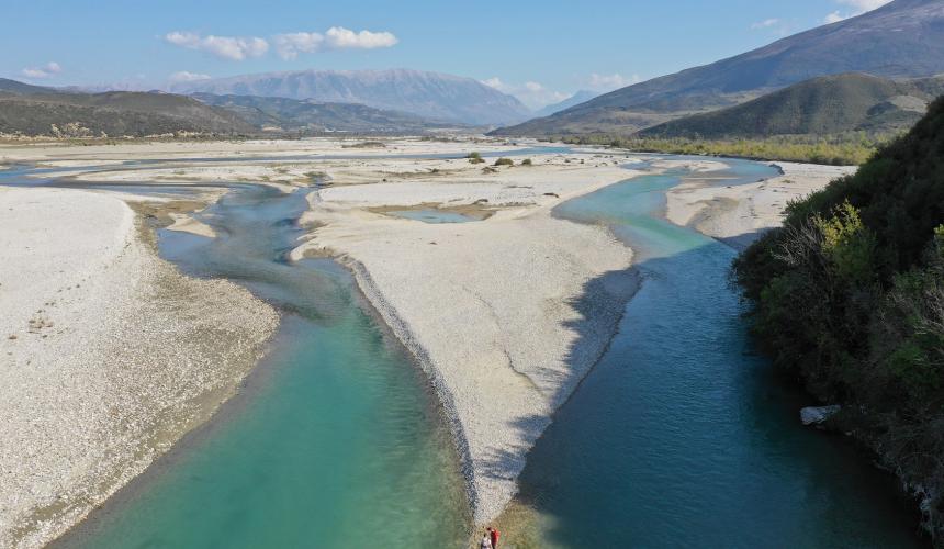 Am International Wild Rivers Science Symposium diskutierten Wissenschaftler über den kritischen Zustand von Flüssen weltweit und die Notwendigkeit, die letzten intakten Flusssysteme - so wie die Vjosa auf diesem Foto - zu schützen.  ©  Gabriel Singer 