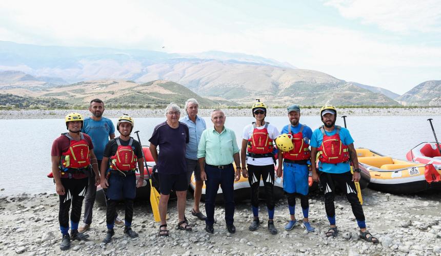 Der Präsident Albaniens Ilir Meta und die Wissenschaftler am Ufer der Vjosa. Gemeinsam erheben sie ihre Stimme gegen den geplanten Kalivaç-Staudamm und für die Idee eines Vjosa-Nationalparks. © Official photos from Albanian Presidency