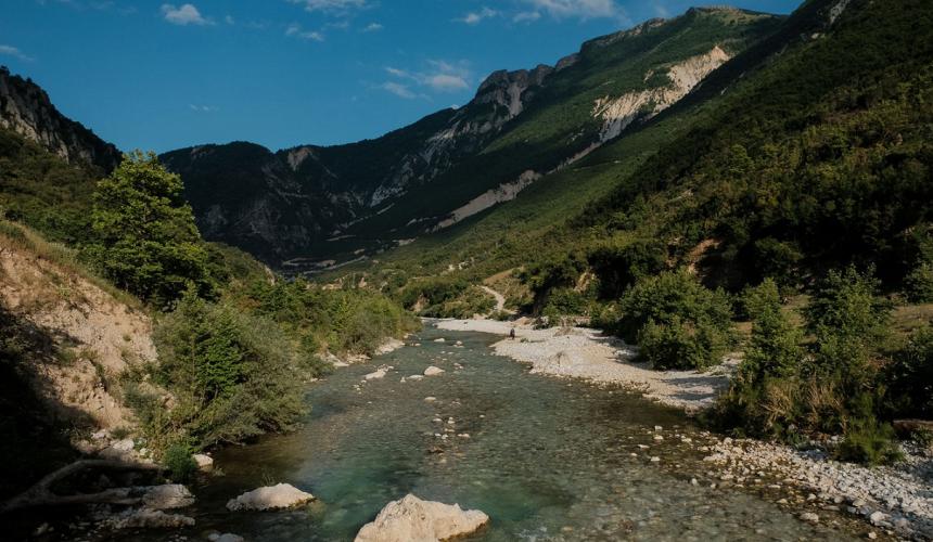 Ein malerischer Ausschnitt der Benca. Dieser Zufluss der Vjosa ist durch 8 Wasserkraft-Projekte bedroht. © Nick St.Oegger