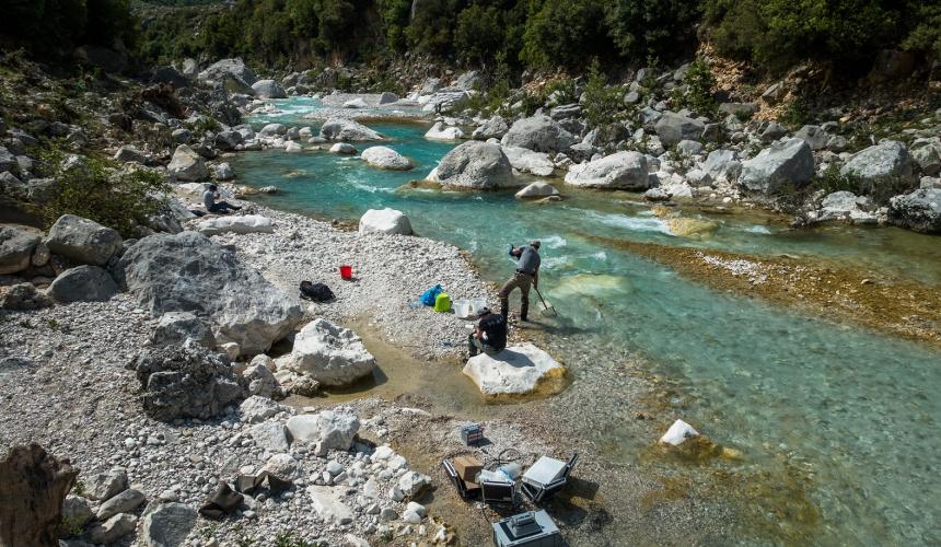 Water sampling and measurements of primary production at the Shushica, a tributary to the Vjosa in the far east, where snowmelt is long gone. The river is characterized by large boulders and crystal-clear water. © Thuile-Bistarelli