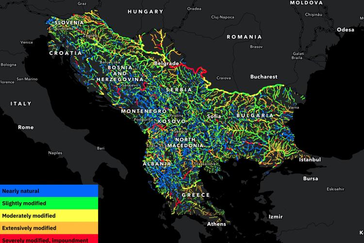 Karte des hydromorphologischen Zustands von 83.824 km Flüssen in 11 Balkanländern. Blau/Grün: naturnahe oder leicht veränderte Flüsse; Gelb bis Rot: mäßig bis stark verändert, Rot: Stauungen. © Ulrich Schwarz, Fluvius Wien