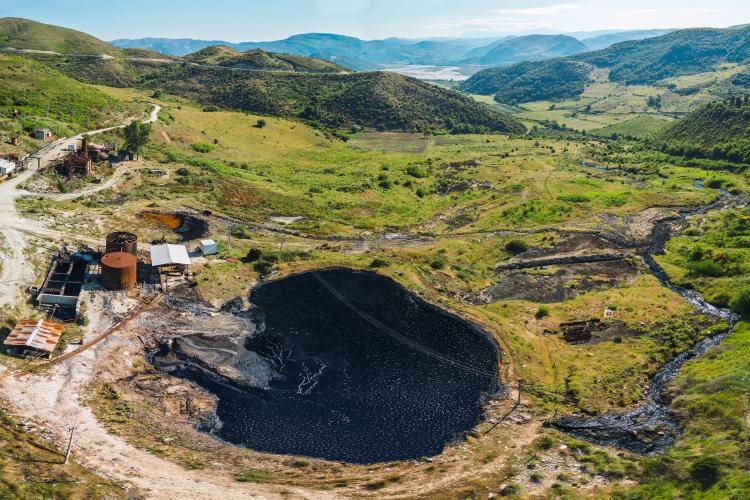 Etwa 150 aktive Ölförderanlagen befinden sich im mittleren Abschnitt der Vjosa. Aus ihnen tritt regelmäßig Rohöl aus, sie verschmutzen das Wasser, zerstören Lebensräume und schädigen die heimische Tierwelt. © Riverwatch