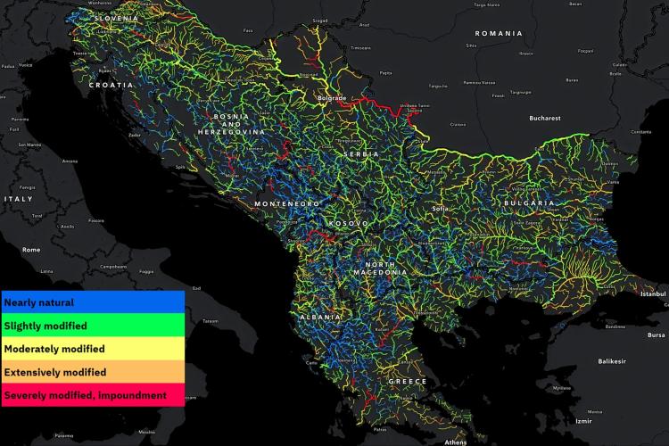 Karte des hydromorphologischen Zustands von 83.824 km Flüssen in 11 Balkanländern. Blau/Grün: naturnahe oder leicht veränderte Flüsse; Gelb bis Rot: mäßig bis stark verändert, Rot: Stauungen. © Ulrich Schwarz, Fluvius Wien