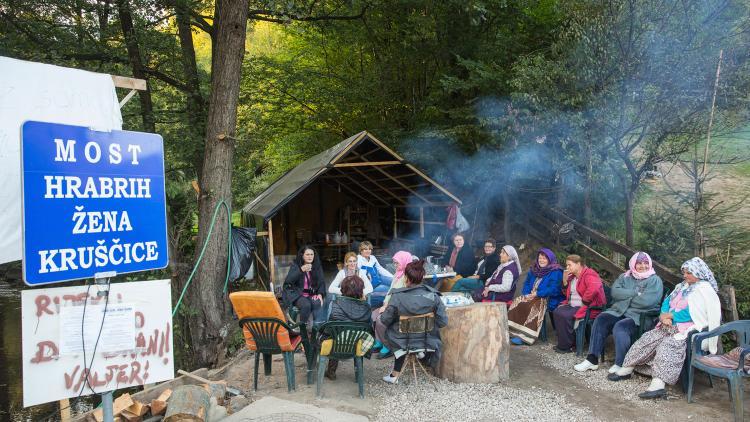 A picture of solidarity: The "brave women of Kruščica" guarded their beloved river round the clock. © Andrew Burr