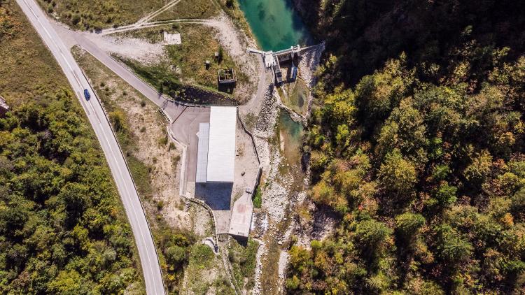 So sieht zerstörerische Wasserkraft aus. Unterhalb des Staudamms ist der Fluss auf ein Rinnsal reduziert, hier am Fluss Ugar in Bosnien und Herzegowina © Amel Emric