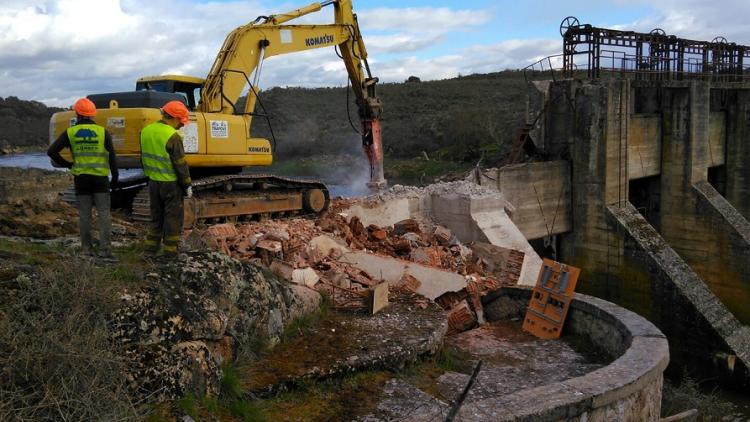 The removal of the 22 meters high Yecla de Yeltes dam on the Huebra River began in April 2018.  27 Km of river were reconnected, benefitting endangered fishes, otters, turtles and many other species. © Hermann Wanningen