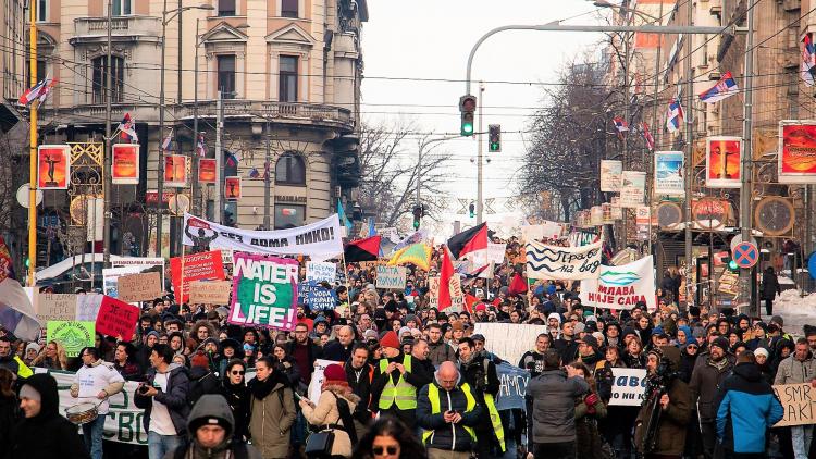 Etwa 5000 Personen demonstrierten am Sonntag in Belgrad gegen den geplanten Bau von hunderten Wasserkraftwerken in Serbien © Radomir Duvnjak