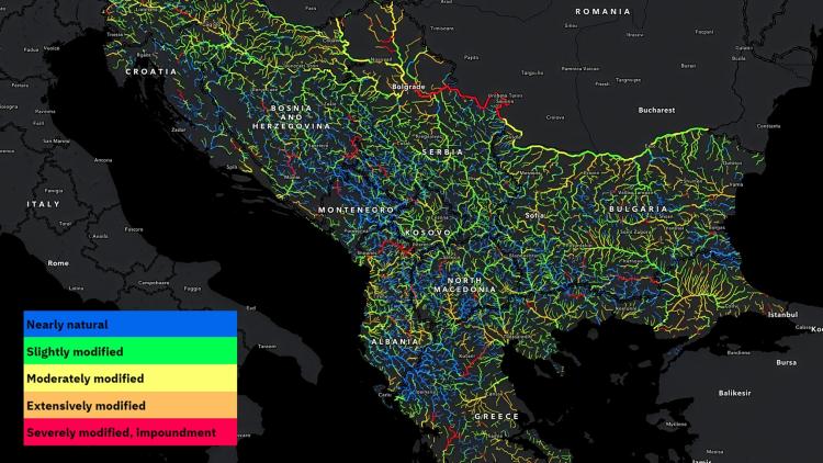 Karte des hydromorphologischen Zustands von 83.824 km Flüssen in 11 Balkanländern. Blau/Grün: naturnahe oder leicht veränderte Flüsse; Gelb bis Rot: mäßig bis stark verändert, Rot: Stauungen. © Ulrich Schwarz, Fluvius Wien