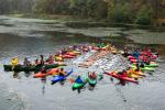 Es ist geglückt die Schrift steht, und alle Kajakfahrer/Innen formieren sich, wir haben es geschafft © Peter Faschingleitner We did it! The floating letters are floating and not sinking and all kajakers are gathering around our key message. © Peter Faschingleitner
