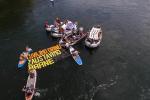For the first time, environmental groups and angling associations used the Drina Regatta to protest against the dam plans. The slogan “Čuvajmo Drinu, zaustavimo brane!” („Save the Drina, stop the dams“) was floating down the river. © Dušan Mićić