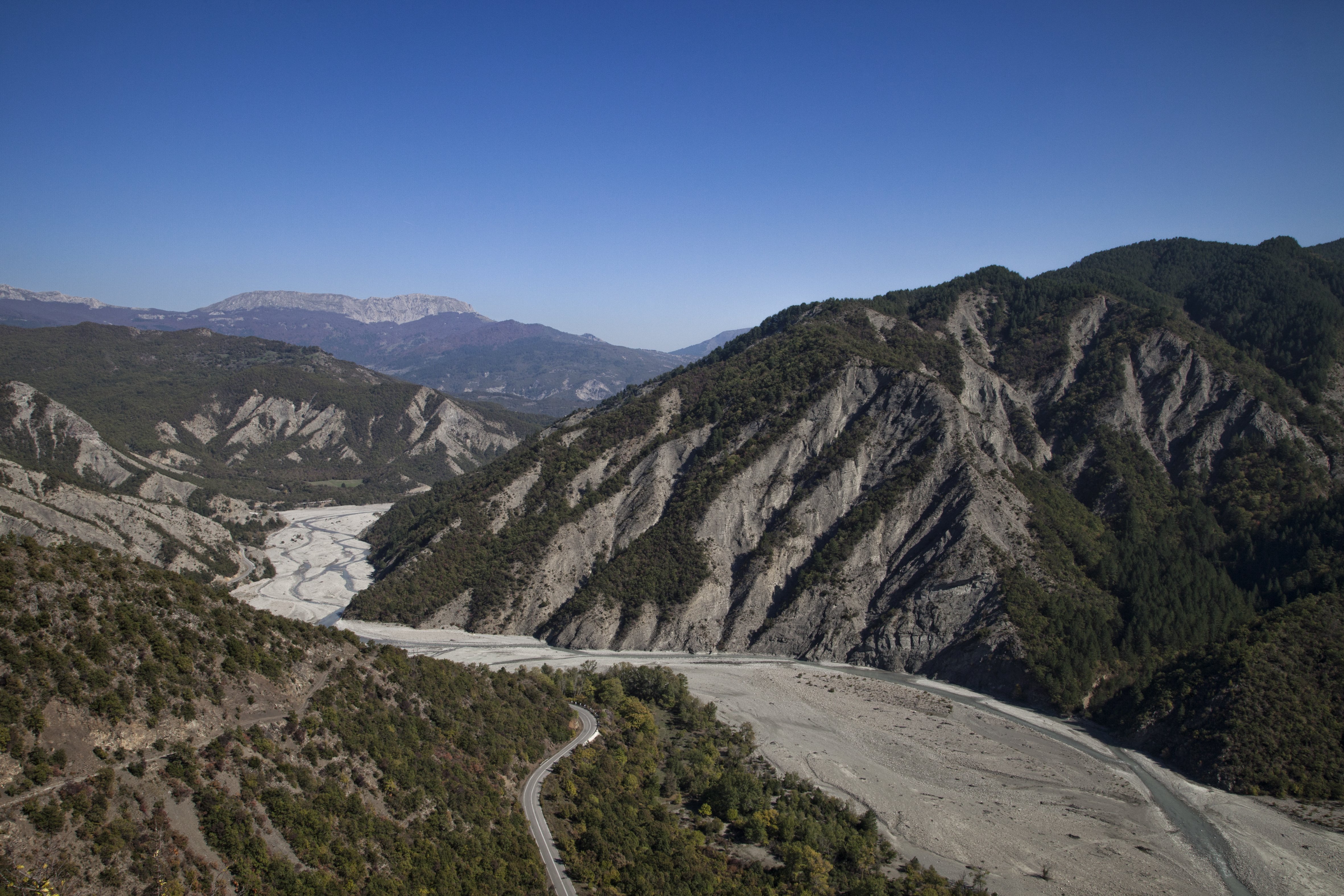 The main channel of the Sarantaporos river, which runs between Mounts Smolikas and Grammos, © S. Abatis / MedINA  