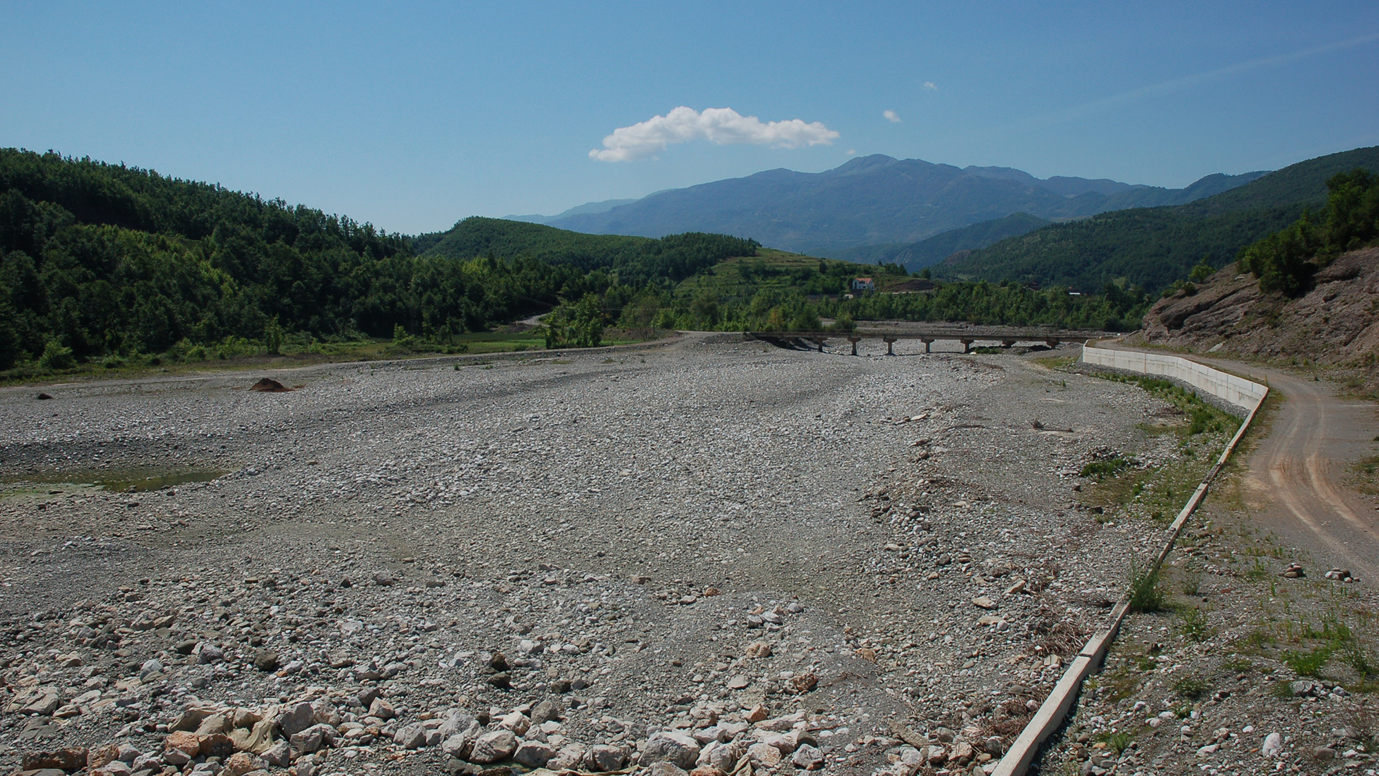 The riverbed has dried up completely below the dam © Pippa Gallop