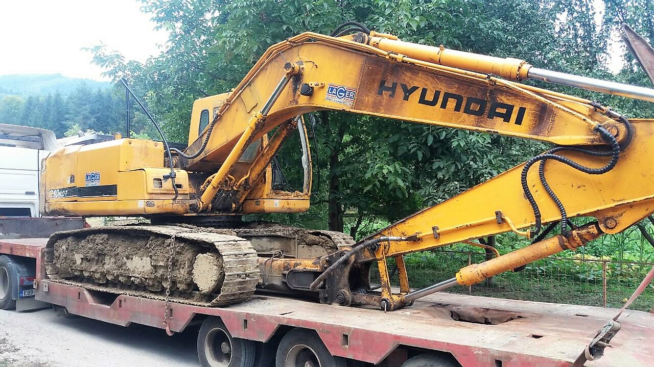 Dieser Bagger darf nicht bleiben – er verkörpert die drohende Zerstörung des Flusses Kruščica durch den Bau eines Wasserkraftwerks. © Abaz Dželilović
