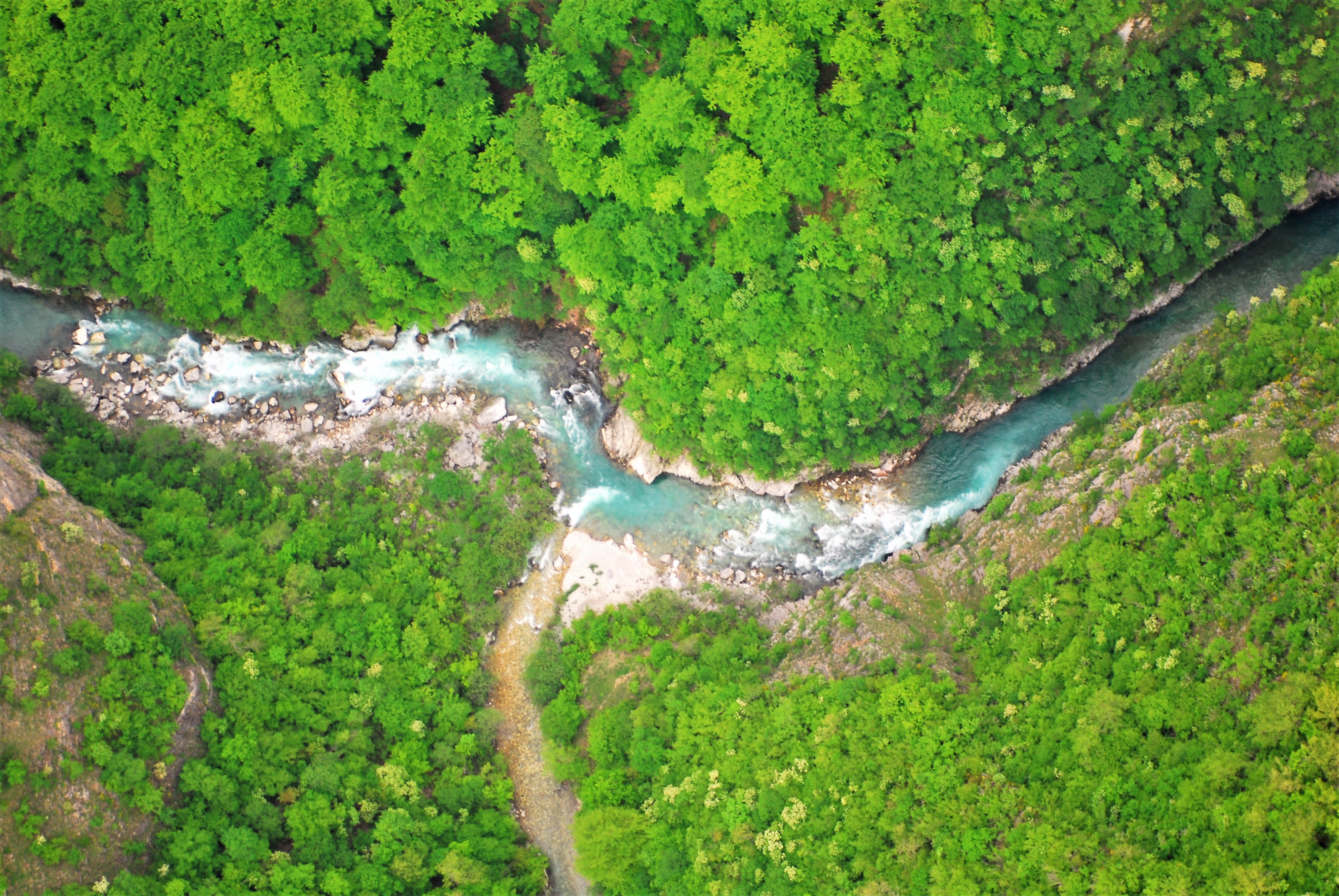 Die Neretva in Bosnien und Herzegowina. Das Schicksal vieler Balkanflüsse hängt von den Umweltstandards der Finanziers ab. Wie so oft: Folge dem Geld, um den Fehler zu finden. © A. Vorauer