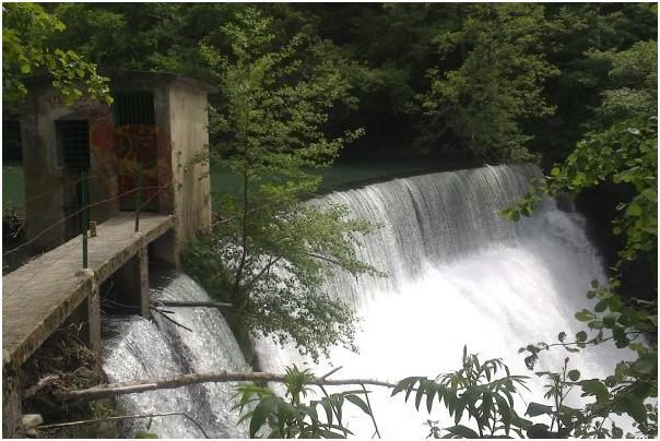 Spanien: Inturia Damm (12m) vor Abriss: Damm erfüllt keine Funktion mehr und ist mit Sedimenten vollgefüllt  (Fotorechte) Basque Water Authority