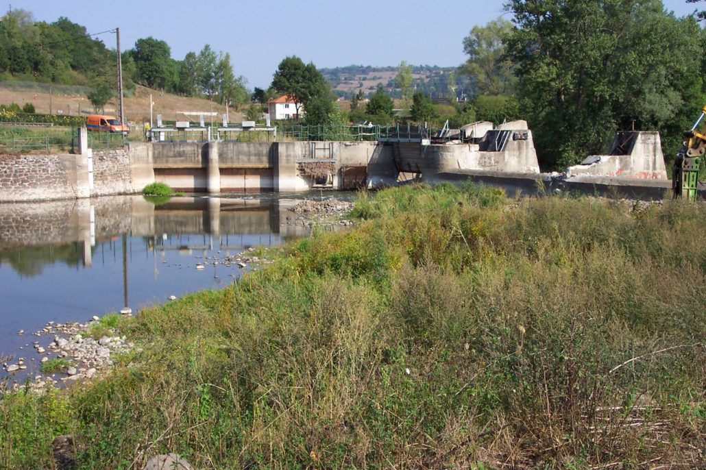 Das Wasserkraftwerk Brives soll im Rahmen des "Maßnahmenplan für den Loire Fluss - Plan Loire Grandeur Nature” abgerissen werden, um die Durchgängigkeit für Wanderfischarten wieder herzustellen © SOS-Loire-Vivante, ERN France