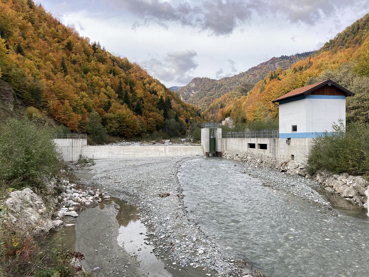 Das Kraftwerk Belaja ist eines der drei Wasserkraftwerke von KELKOS, die bis zur endgültigen juristischen Klärung vom Netz genommen werden müssen. © Ulrich Eichelmann/Riverwatch.