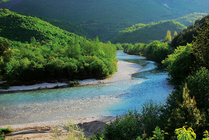 3. Die Neretva in Bosnien-Herzegowina ist mit ihren Zuflüssen einer der wichtigsten Fisch-Hoptspots auf dem Balkan und in ganz Europa. 17 seltene und bedrohte Fischarten leben hier. Die EU erwägt den Bau von zwei Großstaudämmen in der Neretva zu fördern. Das hätte verheerende Folgen, u.a. für die hochgradig gefährdete Weichmaulforelle. © A. Vorauer