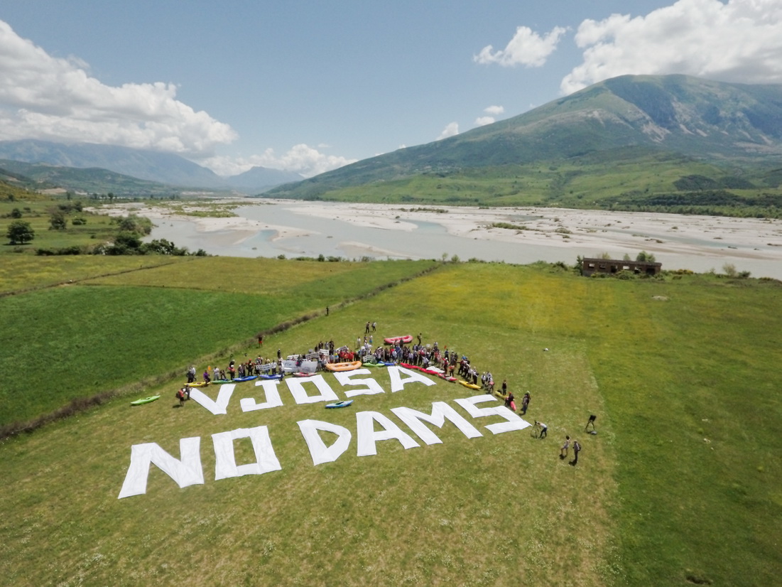 Vjosa, no dams! Etwa 150 Personen versammelten sich heute an der Vjosa um diesen Appell an den albanischen Premierminister Edi Rama zu richten. © Oblak Aljaz