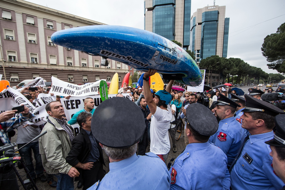 A kayak petition with over 1000 signatures was planned to be handed over to Albanian Prime Minister Edi Rama, however he refused to receive it. © Andrew Burr